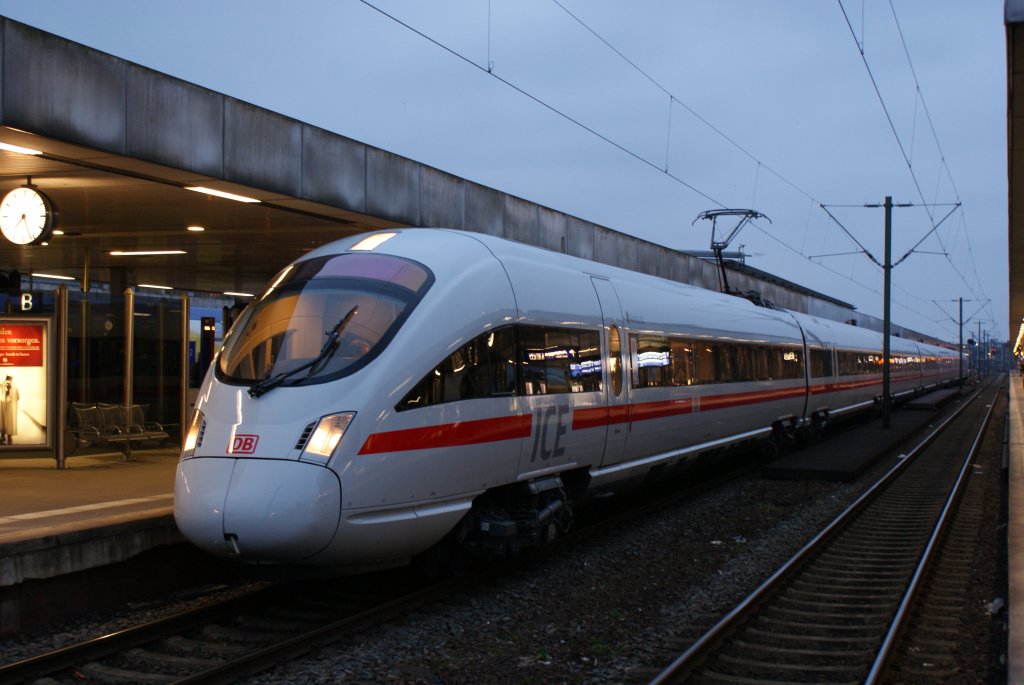 Ein ICE  wartet am frhen Morgen des 19.02.2011 auf Gleis 12 im Hannover Hbf.auf seine Abfahrt.