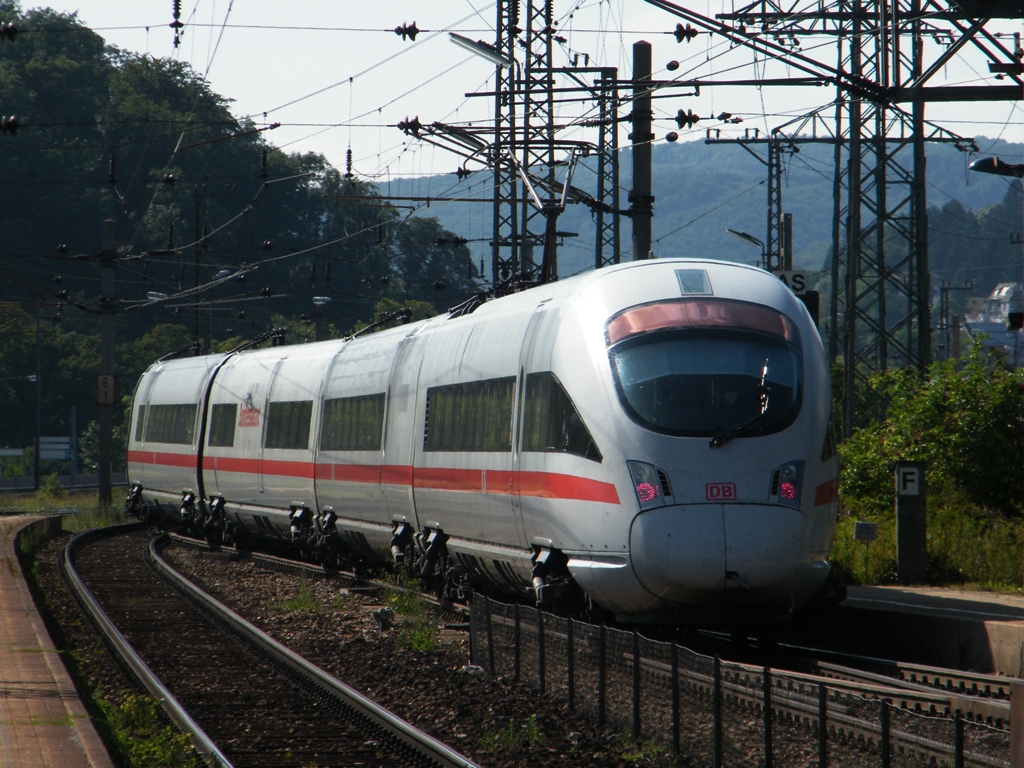 Ein ICE-Zug aus Westbahnhof am Bahnhof Wien-Htteldorf, am 02. 08. 2011. 