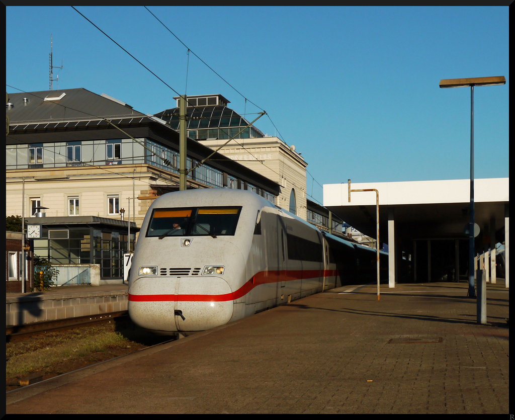 Ein ICE der zweiten Generation hält pünktlich im letzten Licht des Mannheimer Hauptbahnhofs. (808 003-8; 18.05.2013)
