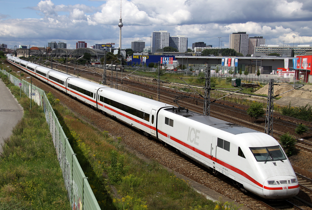 Ein ICE1 durchf�hrt Berlin Warschauer Stra�e am 11.08.2012