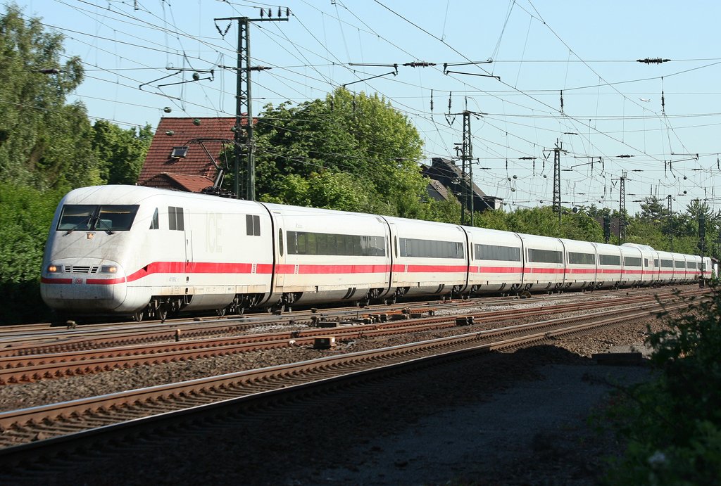 Ein ICE1 durchfhrt Duisburg Groenbaum am 04.06.2010