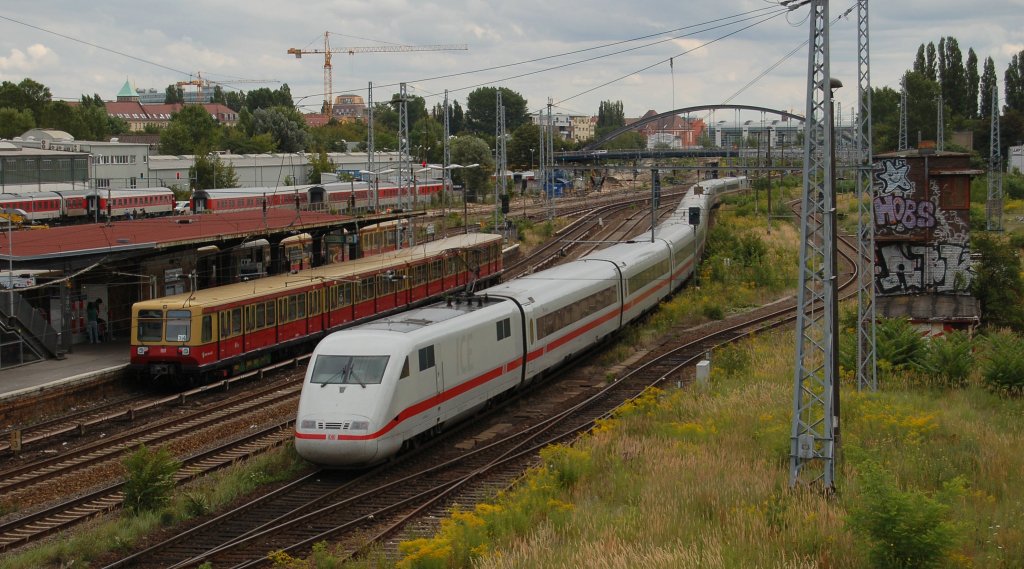 Ein ICE1 fhrt am berliner S-Bahnhof Warschauer Strae vorbei Richtung Berlin Ostkreuz. Den selben Weg wird auch die S-Bahn links des ICE einschlagen. 10.08.2012