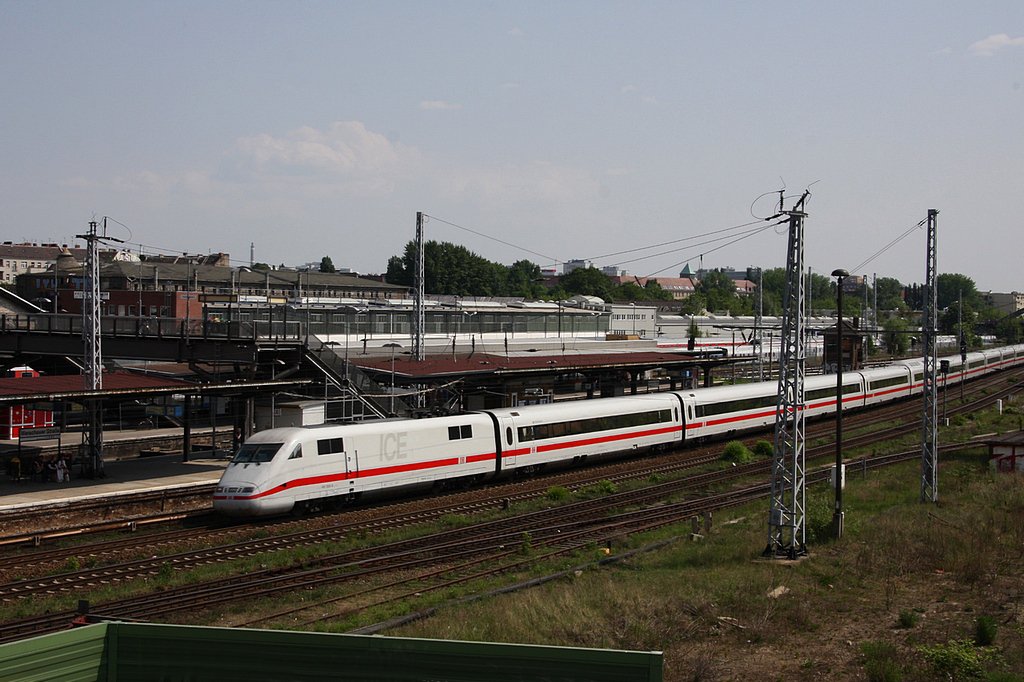 Ein ICE1, gefhrt von 401 588, fhrt vorbei am S-Bf Warschauer Strae.(Berlin, 03.05.2009)