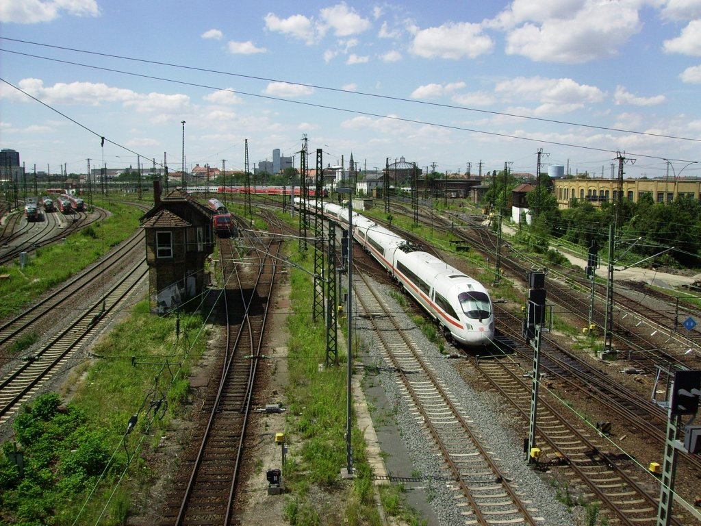 Ein ICE3 bei der Einfahrt in den Leipziger Hauptbahnhof am 09.07.2011 bei wunderschnem Wetter.