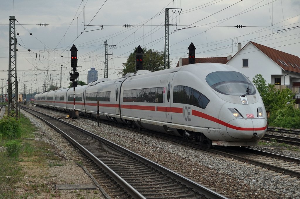 Ein ICE3 (BR 403) f�hrt durch den Bahnhof Augsburg-Oberhausen am 19.05.2010 