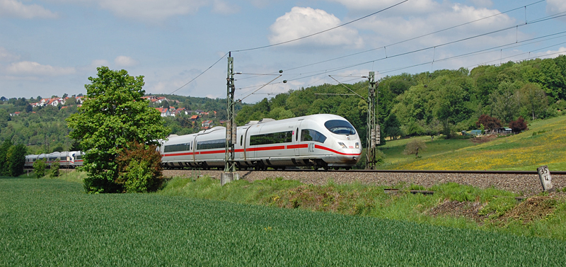 Ein ICE3-Doppel auf dem Weg in Richtung Mnchen, aufgenommen am 17. Mai 2012 bei Uhingen an der Filsbahn.