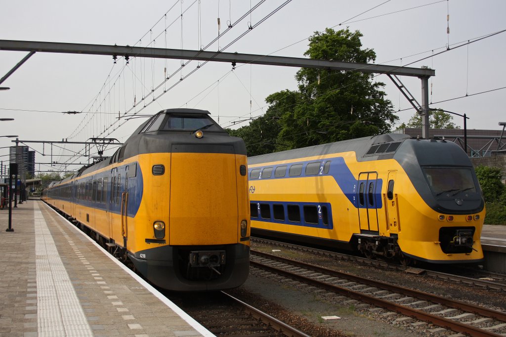 Ein ICM Koploper und der VIRM 8659 am 17.5.12 beim Halt in Venlo.