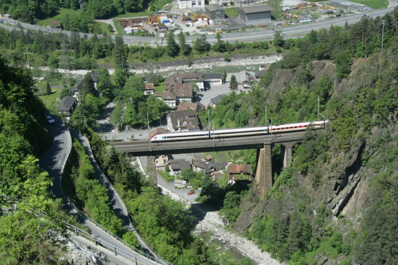 Ein ICN auf der Kerstelenbachbrcke in Amsteg; 24.05.2010