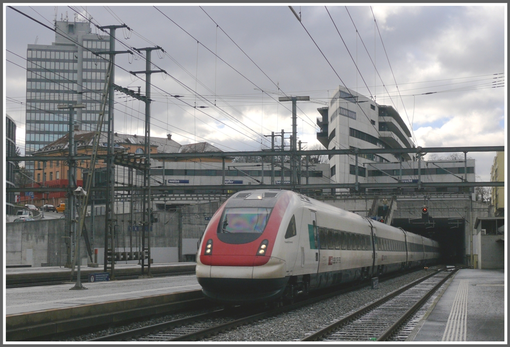 Ein ICN fhrt in Aarau ein. (13.12.2010)