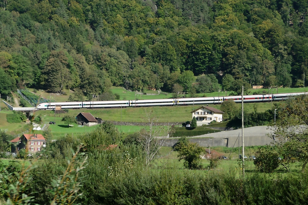 Ein ICN fhrt bei Schtzen die Gotthard-Nordrampe hinunter. (Silenen, 1.10.2011)