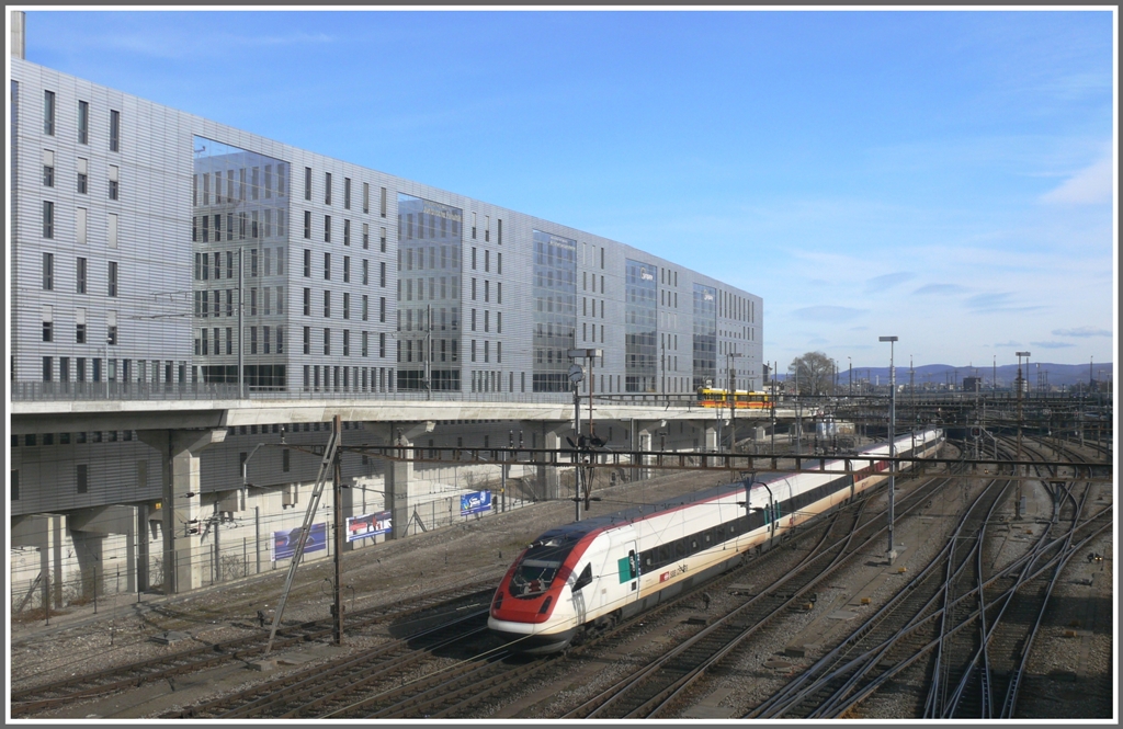 Ein ICN fhrt vor dem Peter-Merian-Haus in Basel SBB ein. (01.03.2010)