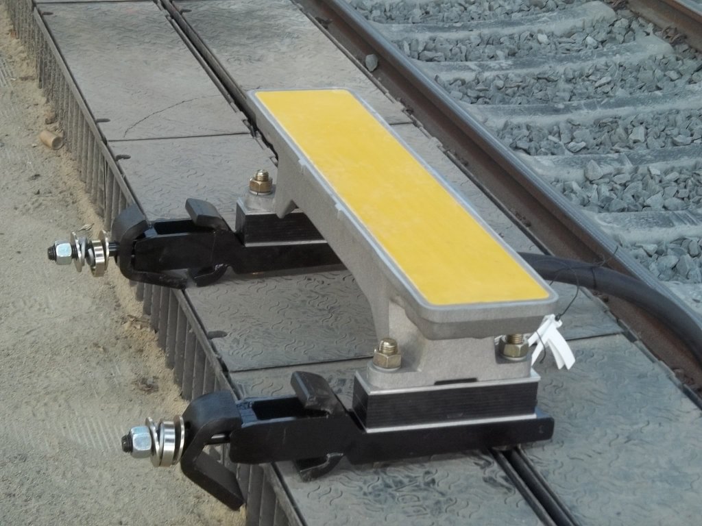 Ein INDUSI-Gleismagnet wartet am 18.04.2011 auf seinen Einbau in das Gleis 11 des Chemnitzer HBF.