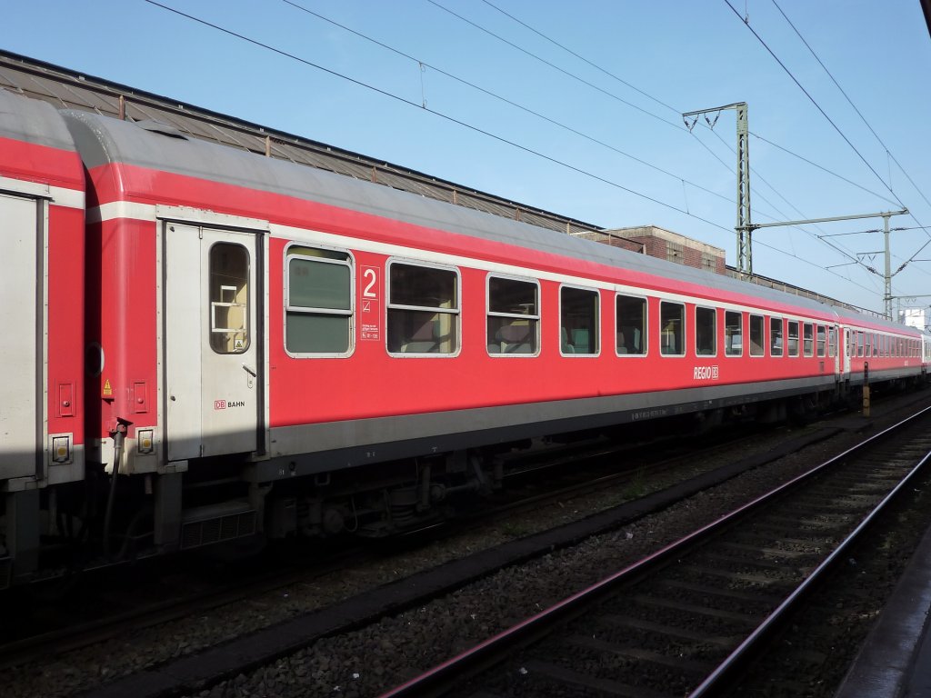 Ein Intercity bestehend aus drei ehemaligen Interregio Wagen in DB Regio Lackierung sowie drei normalen IC Wagen und zwei 120er steht am 10.4.2011 in Oldenburg Hbf auf Gleis 2.
