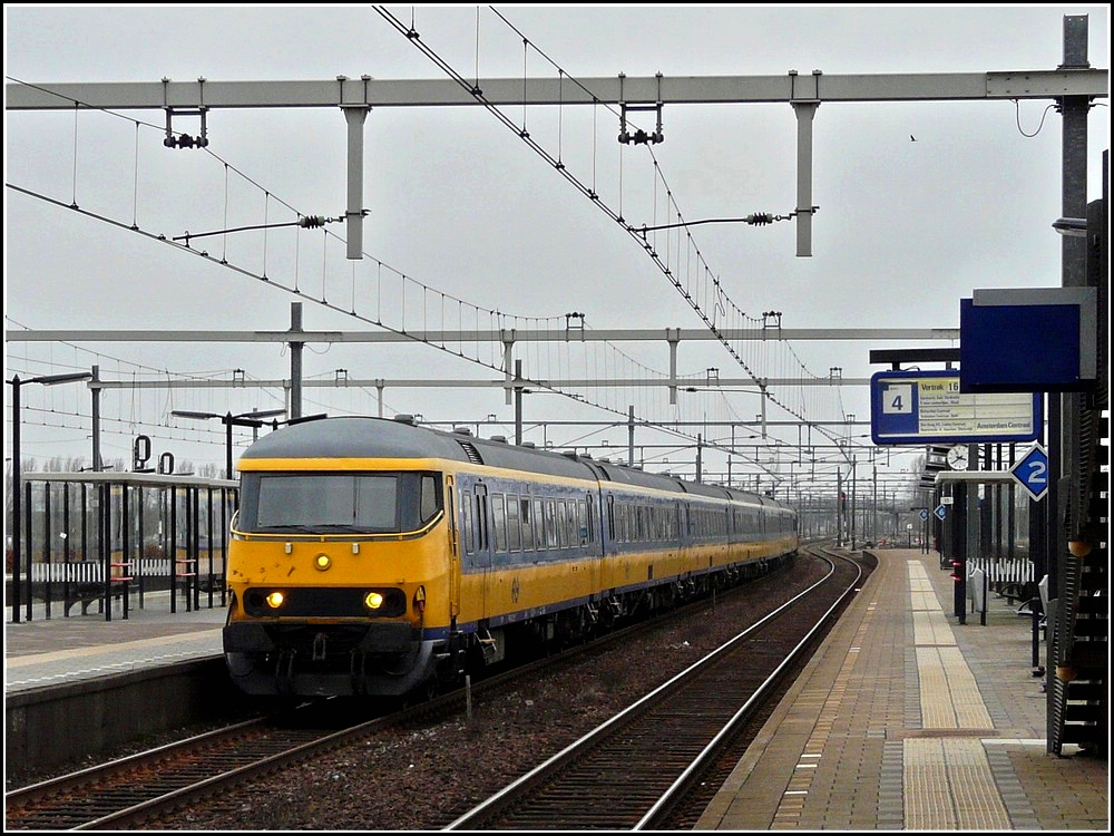 Ein Intercity braust am 10.03.2011 durch den Bahnhof von Lage Zwaluwe. (Hans)