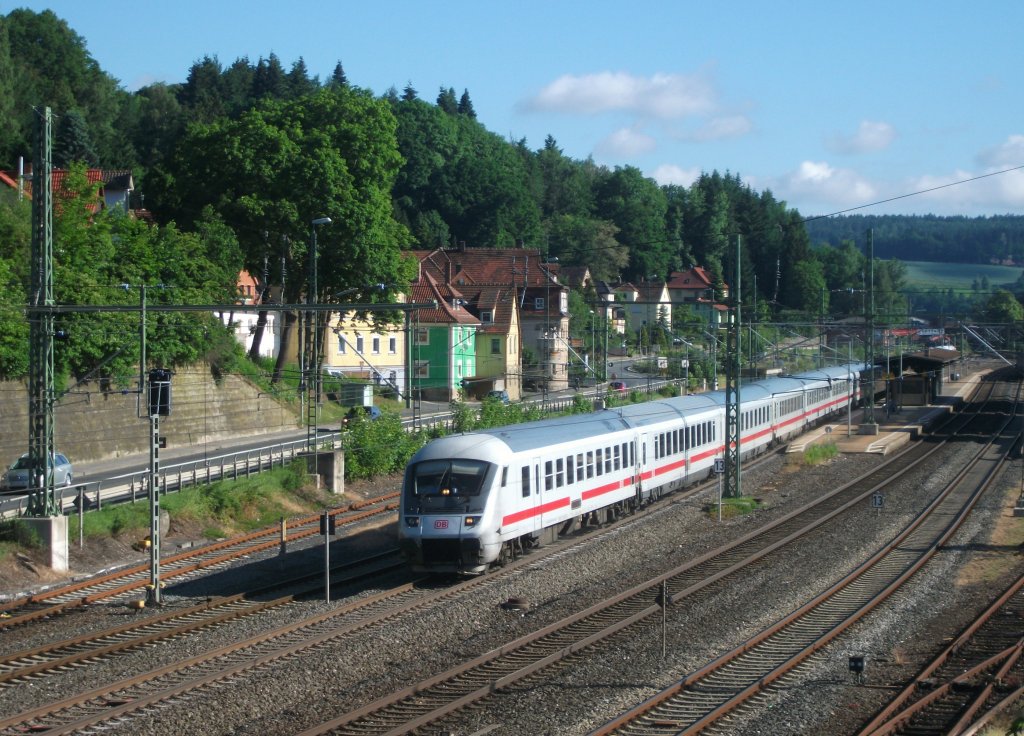 Ein Intercity, geschoben von 120 138, durchfhrt am 22. Juni 2013 als Ersatzzug fr den ICE 1003 den Bahnhof Kronach Richtung Lichtenfels.