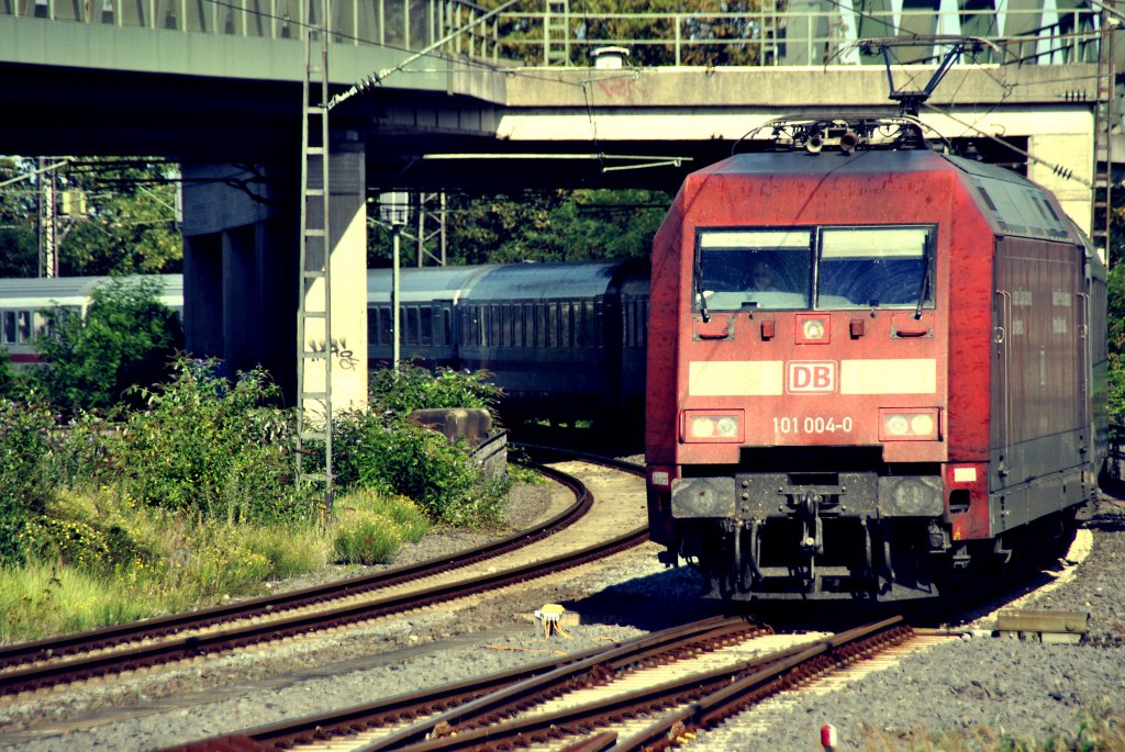 Ein InterCity mit der BR 101 kurz vor der Durchfahrt in Kln-Deutz am 02.08.2011