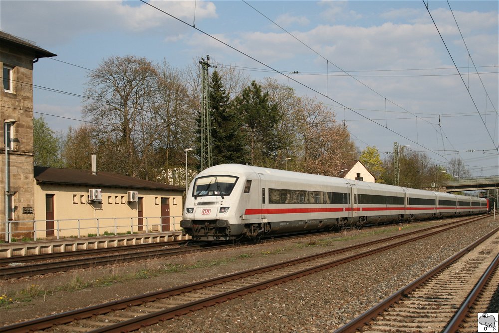 Ein Intercity Mnchen-Berlin durchfhrt am 17. April 2011 den Bahnhof Hochstadt am Main. Als Zuglok fungierte eine Baureihe 101, bei der Wagengarnitur drfte es sich um die ehemaligen  Metropolitan  Wagen handeln.