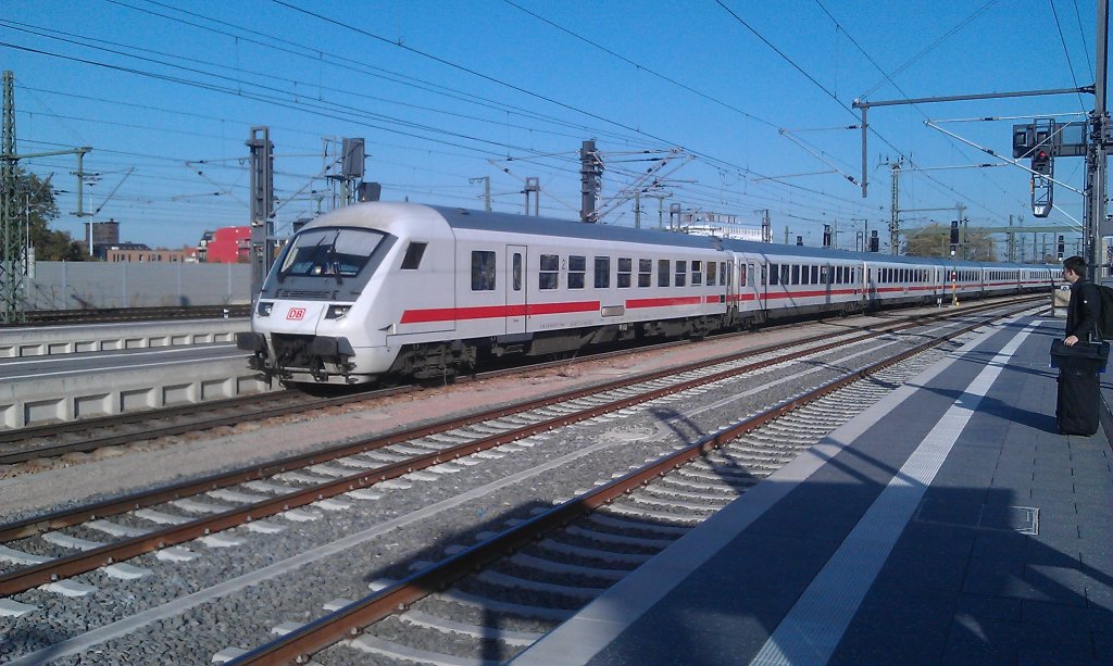 Ein Intercity nach Frankfurt erreicht am 19.10.2012 Erfurt Hbf. 