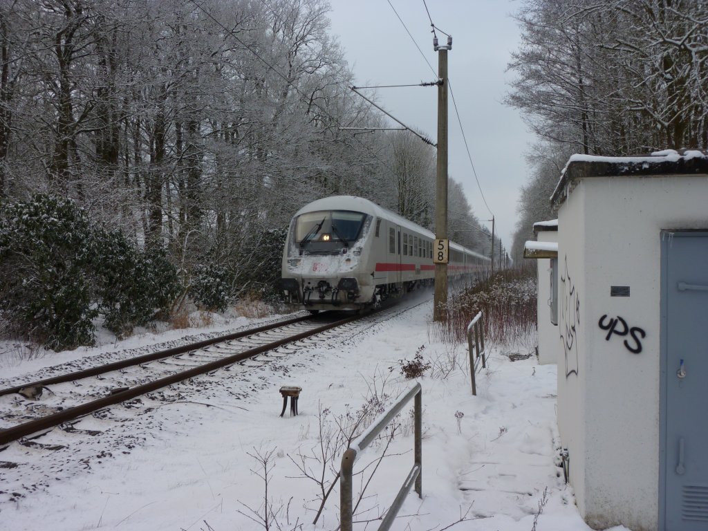 Ein Intercity von Norddeich-Mole nach Cottbus fhrt am 3.1.2010 dem nchsten Halt Oldenburg Hbf entgegen.