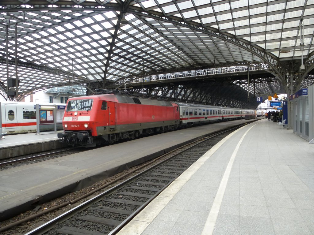 Ein InterCity stand am 14.02.13 am Kölner HBF. Zuglok war BR 120.  