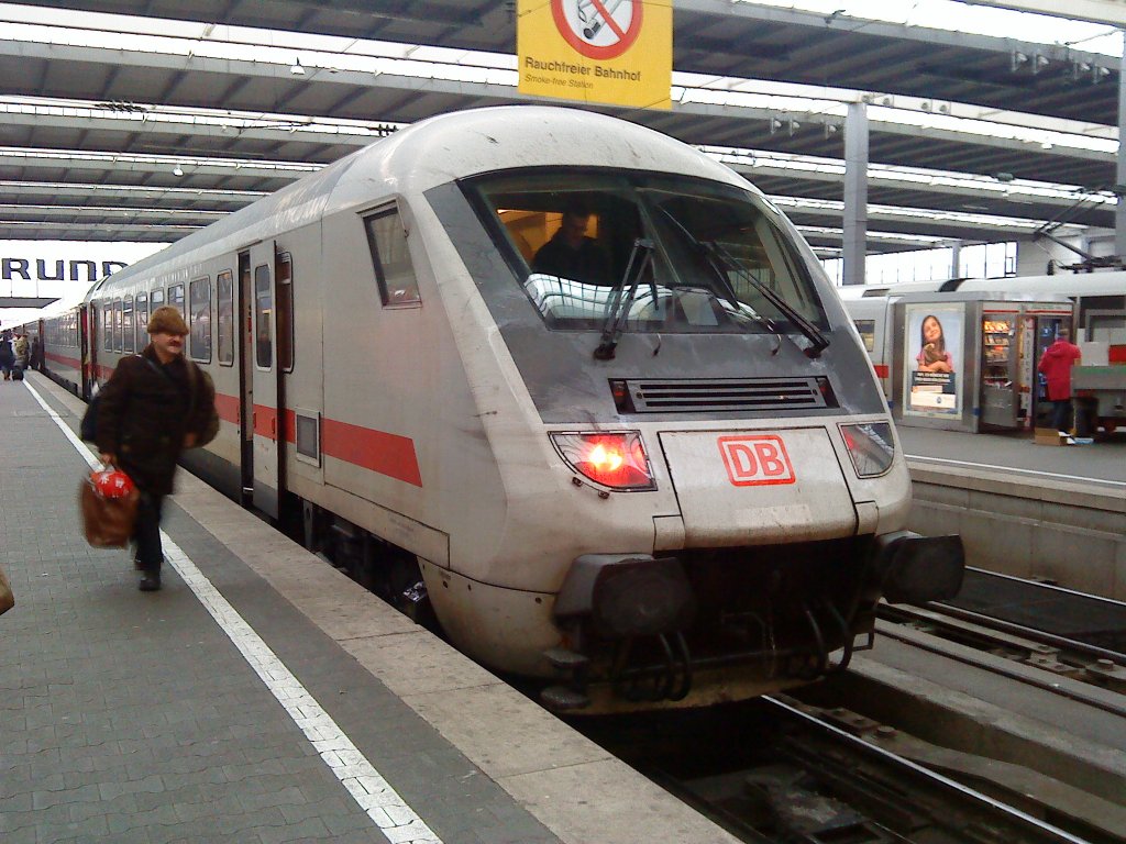 Ein InterCity Steuerwagen (Bpmbdzf) in Mnchen Hauptbahnhof am 22.12.2008.