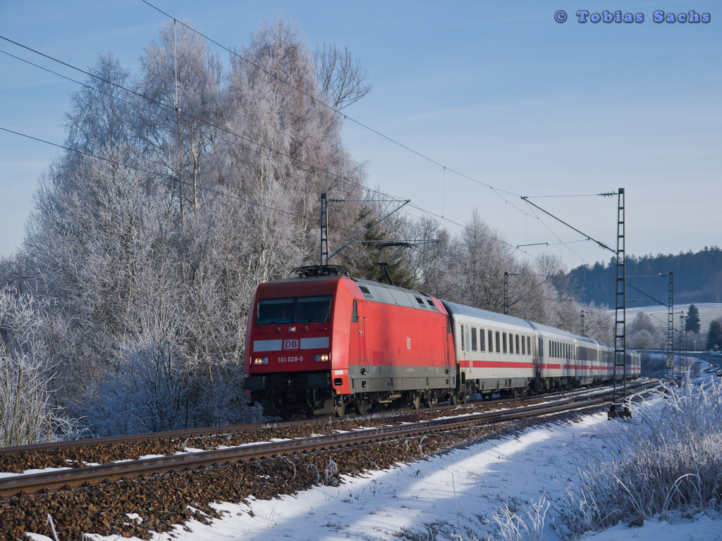 Ein Intercity im Winterimpression - 101 028 mit IC 2370 nach Hamburg-Altona bei St. Georgen(Schwarzw) am 28.12.11