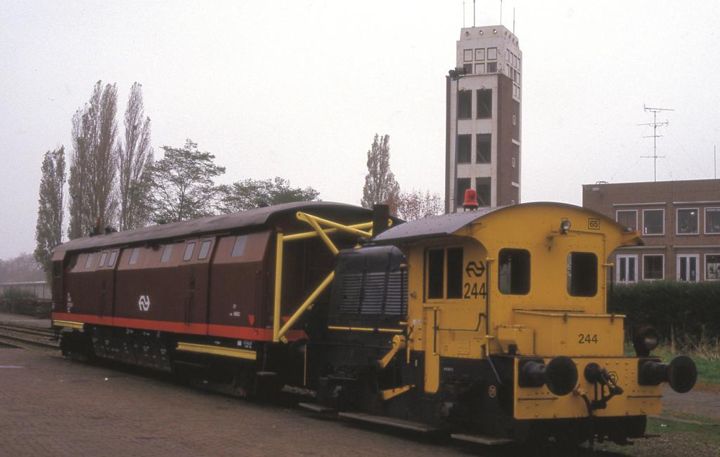 Ein interessanter Hilfzug steht am 9.11.1987 mit Kleinlok 244 
im Bahnhof Enschede.