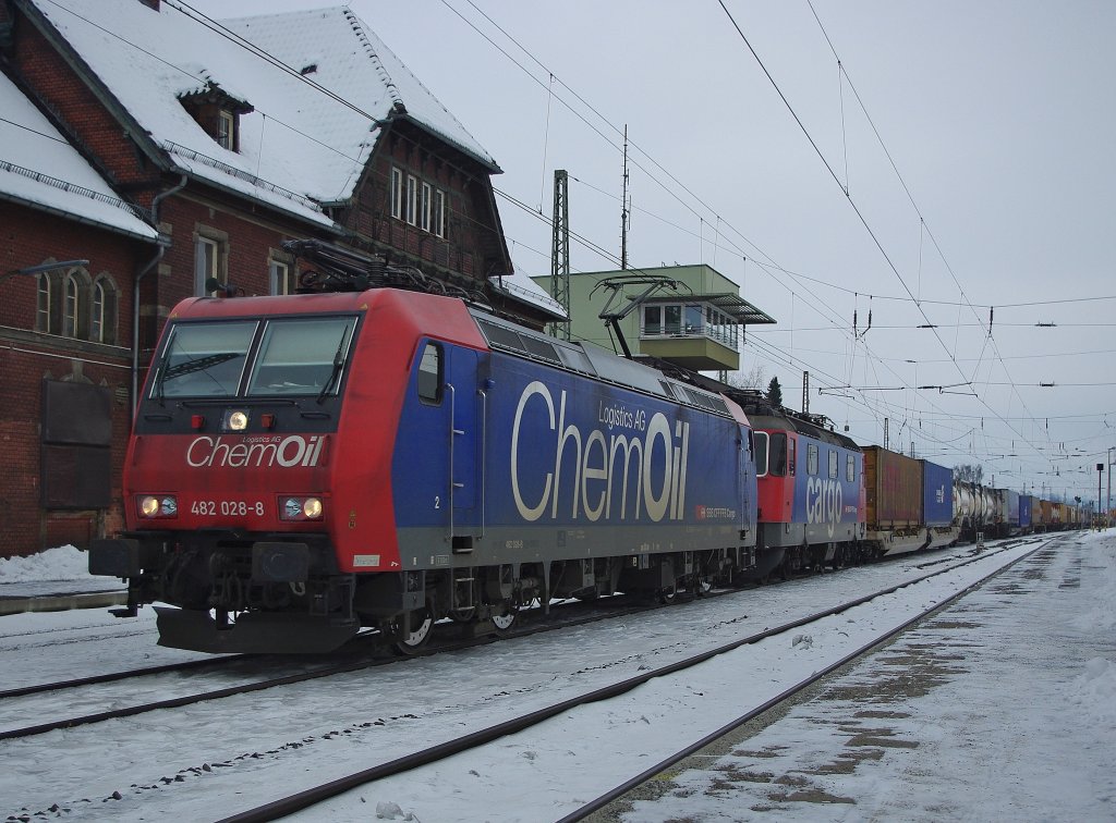 Ein interessantes Schweizerinnen-Doppel: 482 028-8 mit 421 389-8 und Containerzug in Richtung Sden. Aufgenommen am 05.01.2011 in Eichenberg.