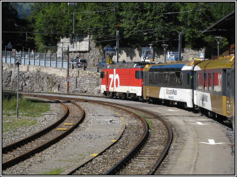 Ein Interregio der Zentralbahn auf dem Weg von Luzern nach Interlaken bei einem Halt in Brning-Hasliberg, aufgenommen am 27.07.2009. Die Aufnahme wurde aus dem Fenster des Zuges gemacht.