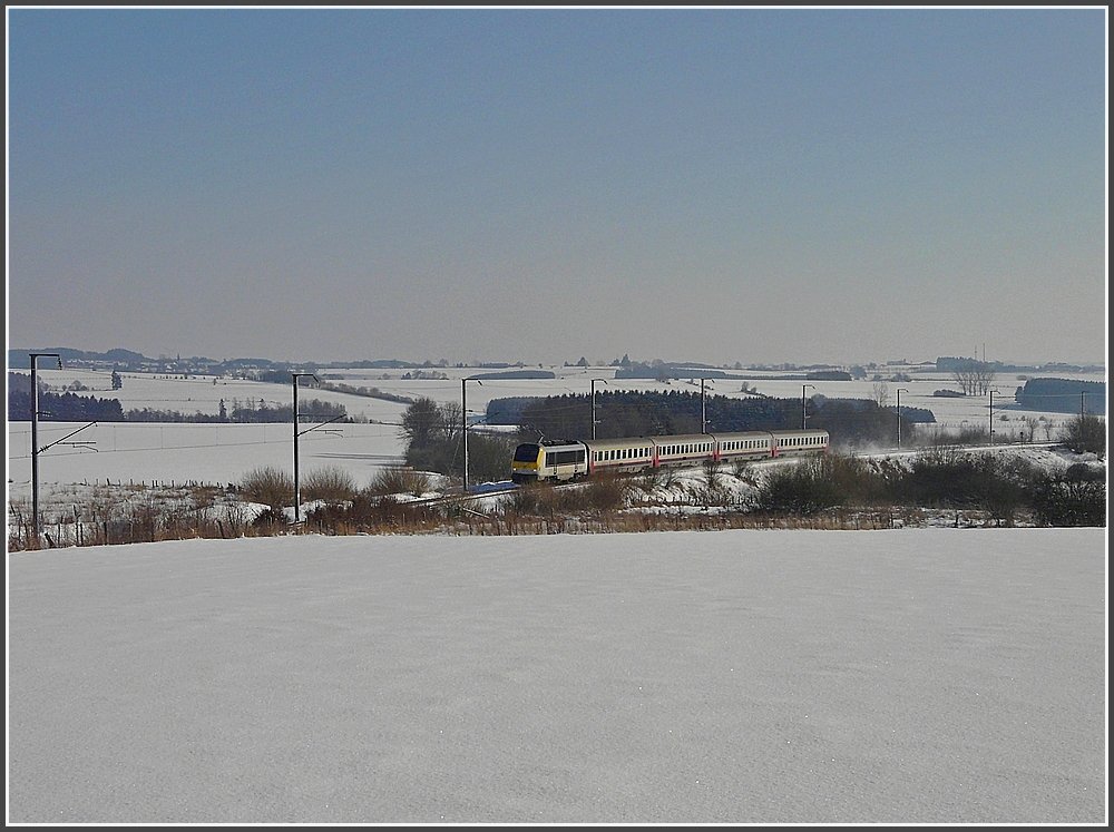 Ein IR Luxemburg-Liers durchfhrt am 16.02.10 den verschneiten nrdlichsten Zipfel Luxemburgs kurz bevor er die belgische Grenze erreicht. (Jeanny) 