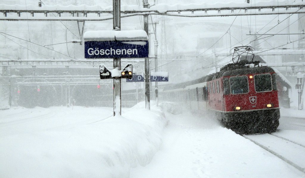 Ein IR nach Basel mit der Re 4/4  11148 verlsst am 10.12.12 bei starkem Schneefall den Gotthardtunnel in Gschenen.