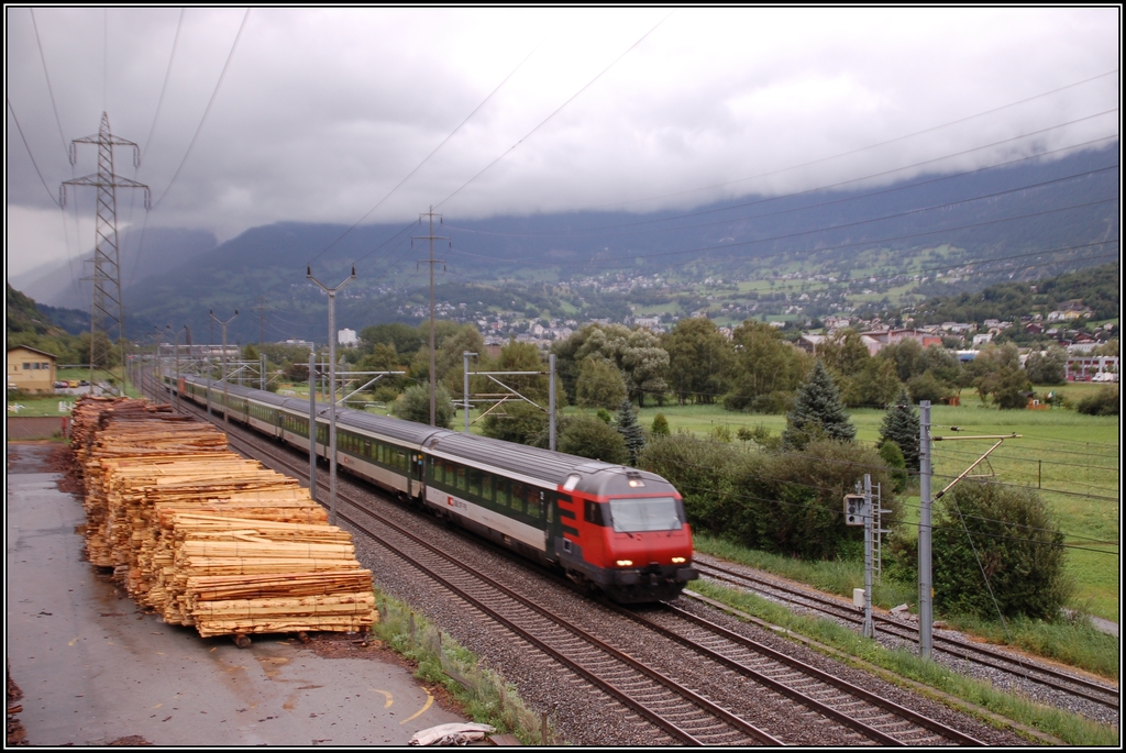 Ein IR nach Genf fhrt hier zwischen Brig und Visp, 15. August 2008.