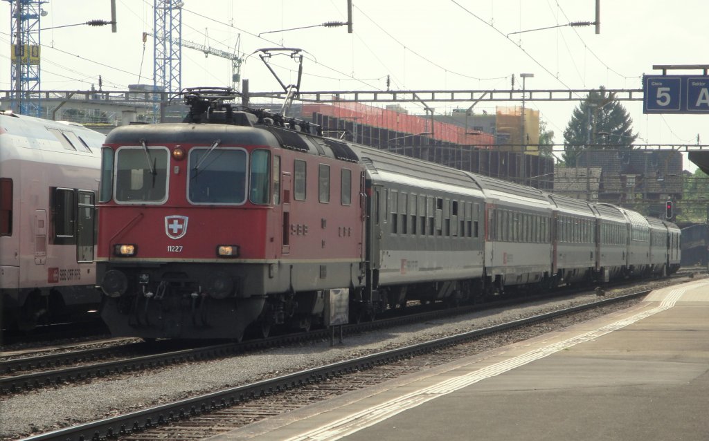 Ein IR nach Locarno wird am 02.05.11 von der Re 4/4  11227 durch Rotkreuz gezogen.