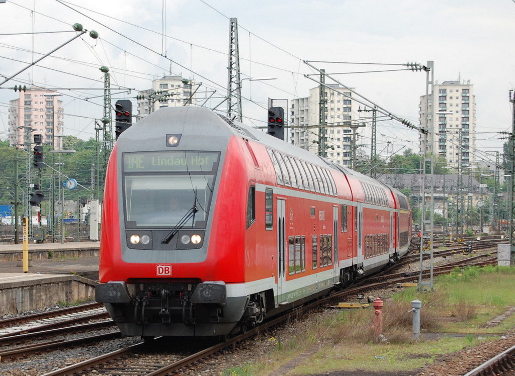 Ein IRE aus Lindau konnte am 8.5.2010 Steuerwagen voraus bei der Einfahrt in den Stuttgarter Kopfbahnhof aufgenommen werden.