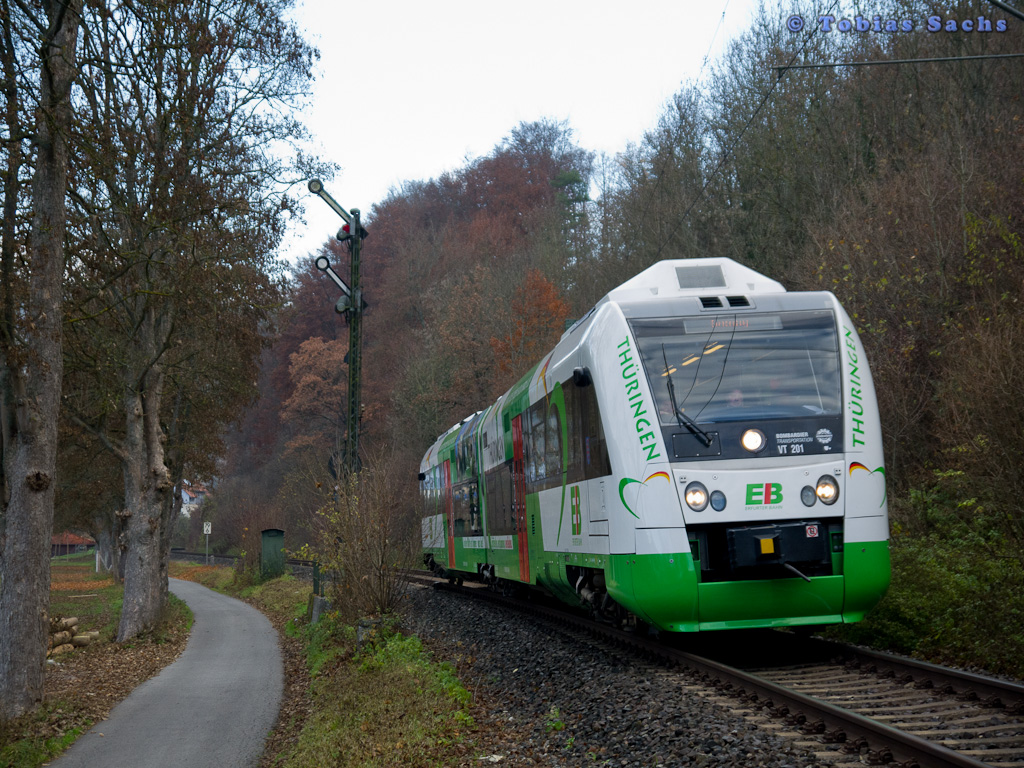 Ein Itino-Triebwagen aus Erfurt taucht bei Horb wieder auf. Jedoch handelt es sich bei ihm um Sonderzug (DPE xxxxx) nach Horb. Nhe Horber Bahnhof am 20.11.2011 