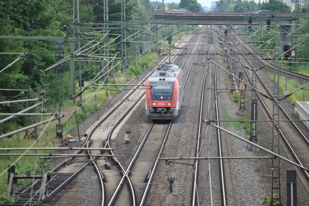 Ein Itino Triebwagen der Odenwaldbahn fuhr am 30.06.2011 durch den Bahnhof Langen Flugsicherung.