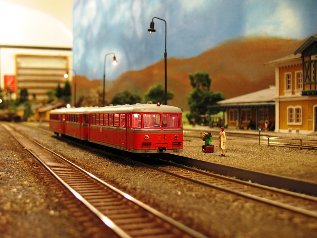 Ein Jahrelanges Alltagsbild im Streckennetz der GKb bildeten die Triebwagen der Reihe VT10/VT50 alias Roter Blitz. Natrlich gibt es auch ihn auf der Moddellbahn zu bewundern. Hier auf Gleis 3 richtung Graz. 23.12.2012