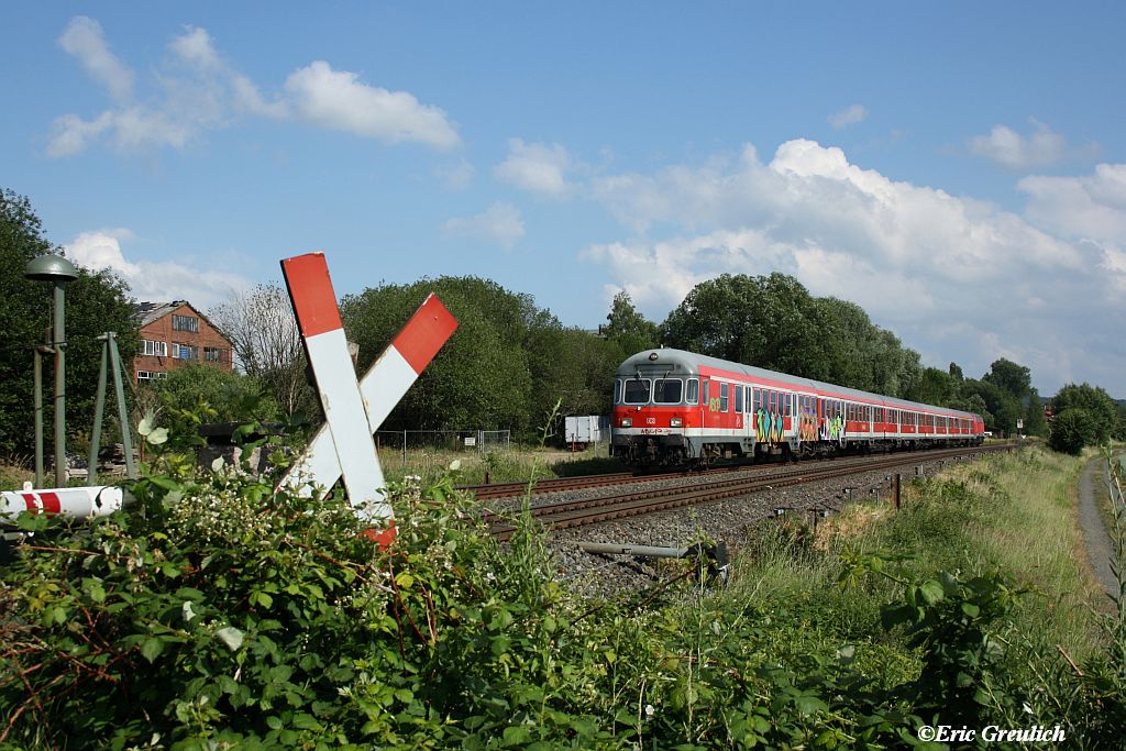 Ein Karlsruher Kopf wird mit seiner Garnitur von 218 447 am 11.06.2011 durch Othfresen geschoben.