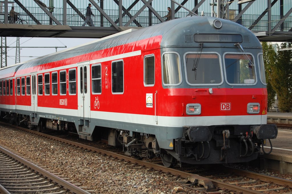 Ein Karlsruher Steuerwagen mit dem Ziel  Plochingen  am 30.10.2009 beim Halt in Gppingen.