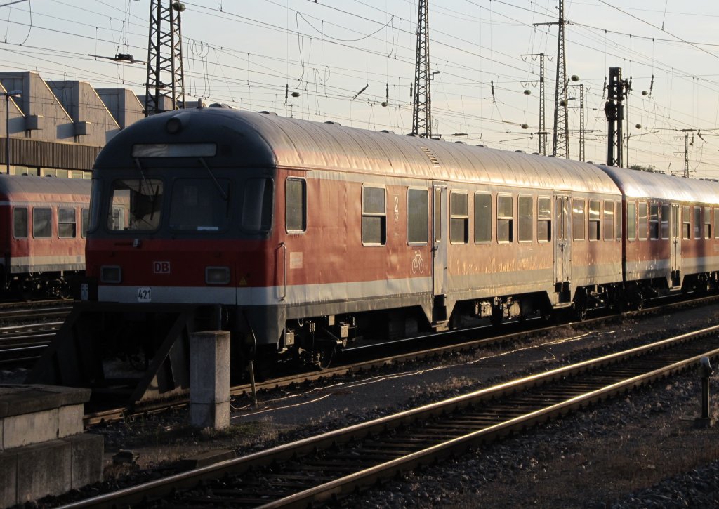 Ein Karlsruher Steuerwagen sonnt sich am 28. Mai 2011 in der Abendsonne im Wrzburger Hbf.