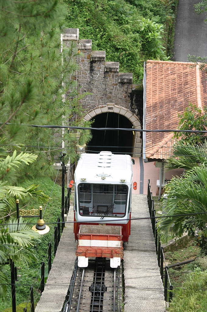 Ein KBB-Wagen der zweiten Generation mit Vorstellwagen fr groes Gepck am 11.Mai 2009 in der letzten Station vor der Bergstation der KBB.

