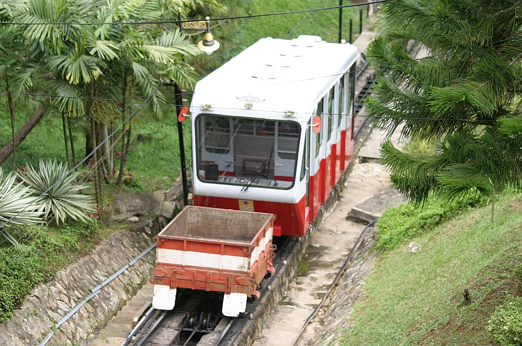 Ein KBB-Wagen der zweiten Generation mit Vorstellwagen fr groes Gepck am 11.Mai 2009 kurz vor der Bergstation.