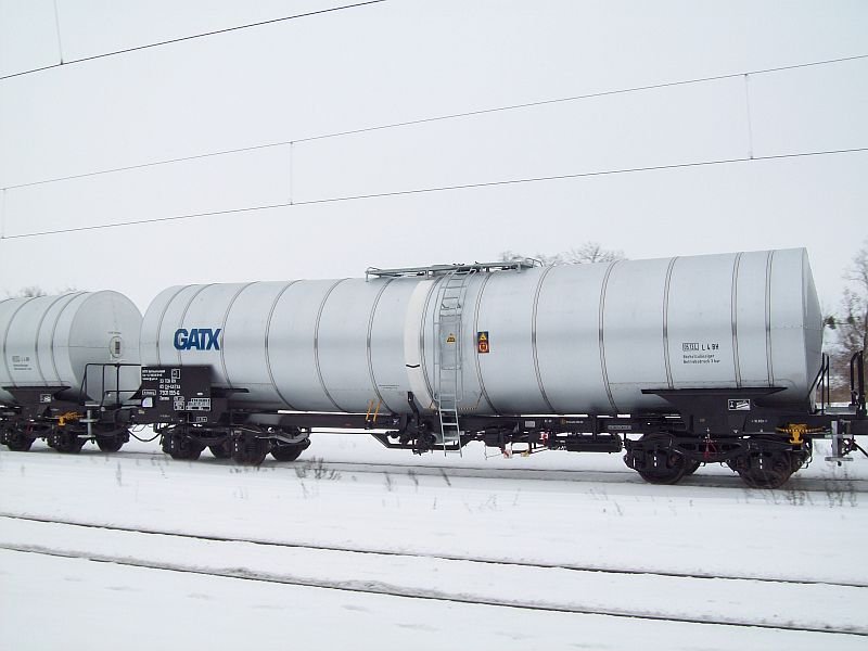 Ein Kesselwagen vom Wageneinsteller GATX Rail Austria GmbH, des Typ Zacens , eingestellt mit der Nr. 33 Ten RIV 85 CH-GATXA  7931 195-6 am 15.02.2010 in Passow (Uckermark)