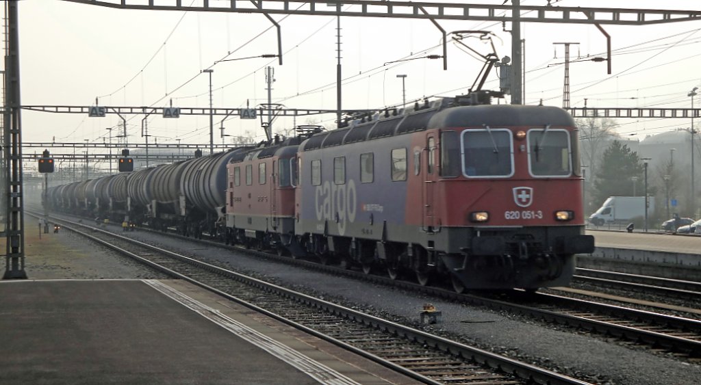 Ein Kesselwagenzug aus dem Sden am Morgen des 09.04.10 wird von der Re 620 051-3  Dornach/Arlesheim  und der Re 4/4  11291 durch Rotkreuz gezogen.