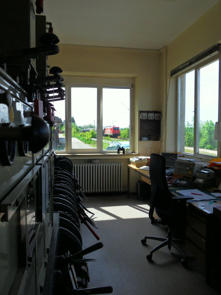 Ein Kesselwagenzug durchfhrt am 11.05.2012 den Bahnhof Weichering an der KBS 930. Hier mit Blick aus dem noch vorhandenen alten Stellwerk.