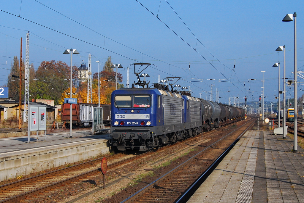 Ein Kesselwagenzug durchquert, angefhrt von RBH 143 571-8, am 29.10.2011 den Neustrelitzer Hauptbahnhof in Richtung Berlin. 
