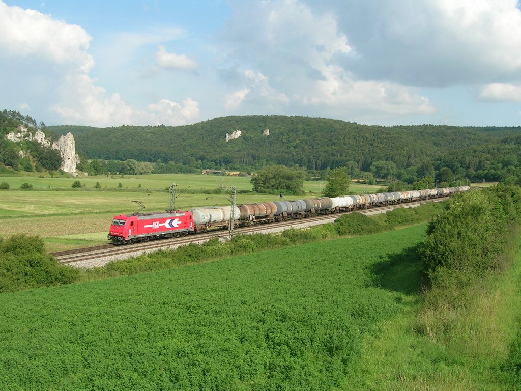 Ein Kesselwagenzug von HGK durchfhrt am 26.06.2009 das schne Altmhltal kurz vor Dollnstein. Im Hintergrund der Burgfelsen.