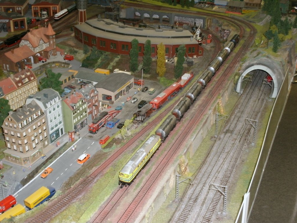 Ein Kesselwagenzug unterwegs,am 29.Dezember 2012,auf der Gro�en H0-Anlage vom Sassnitzer Modellbahnclub.