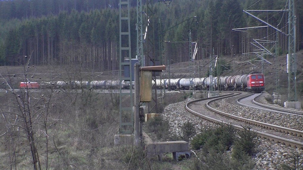 Ein Kesselzug, gezogen von einer BR 185, wird am 01.04.2012 von einer BR 151 ber die nrdliche Frankenwaldrampe zwischen Ludwigsstadt und Steinbach am Wald geschoben. 