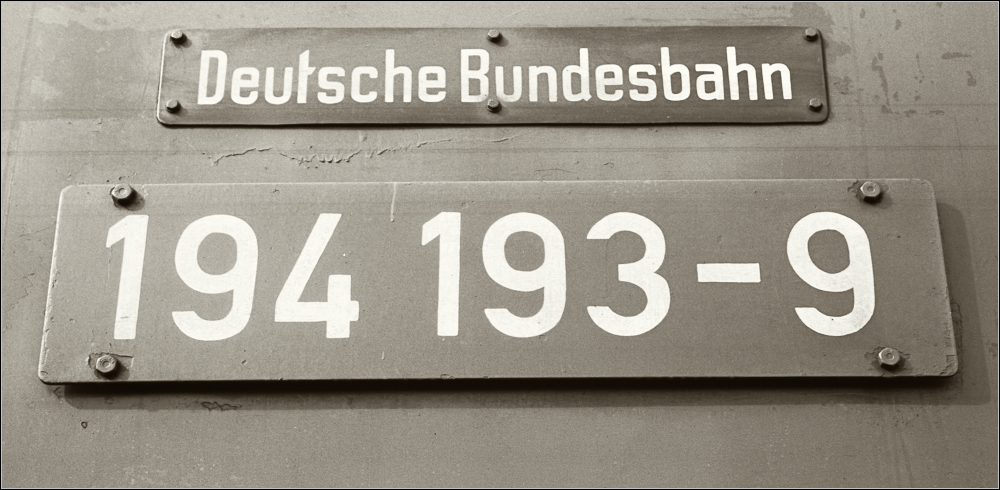 Ein klangvolles Nummernschild in Singen. (Mrz 1979)